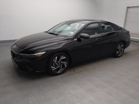 Used 2025 Hyundai Elantra SEL image 2