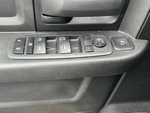 Used 2024 RAM 2500 Tradesman w/ Chrome Appearance Group AWD/4WD image 9