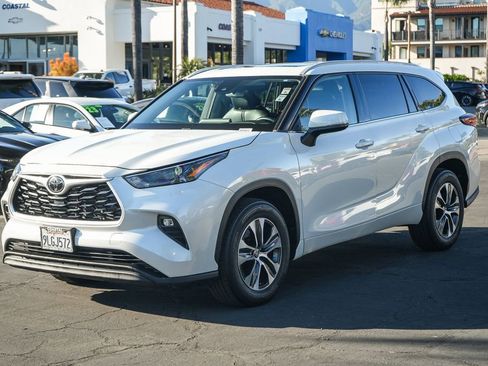 Used 2022 Toyota Highlander XLE FWD image 3