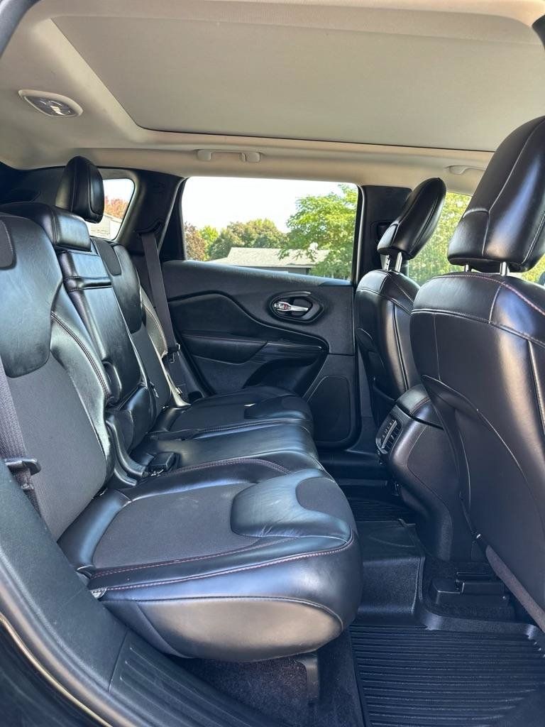Used 2017 Jeep Cherokee Trailhawk w/ Comfort & Convenience Group AWD/4WD image 16