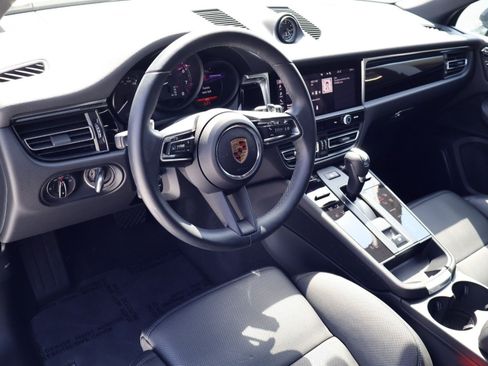Certified 2025 Porsche Macan AWD/4WD image 4