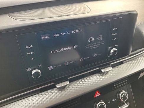 Used 2024 Kia Carnival LX image 11