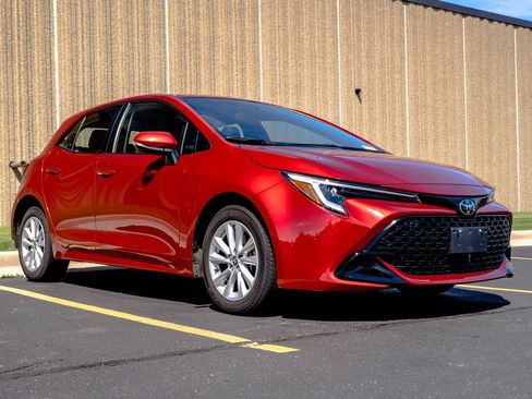 Used 2024 Toyota Corolla SE w/ SE Package FWD image 2