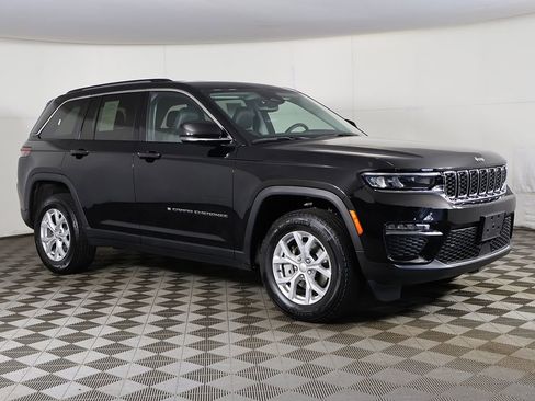 Used 2023 Jeep Grand Cherokee Limited AWD/4WD image 2