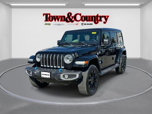 Used 2022 Jeep Wrangler Unlimited Sahara w/ Cold Weather Group image 3