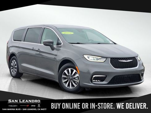 Certified 2022 Chrysler Pacifica Touring-L image 1