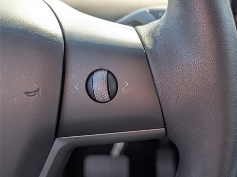 Used 2022 Tesla Model Y Long Range image 23