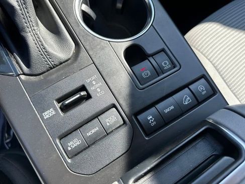 Used 2022 Toyota Highlander LE AWD/4WD image 35