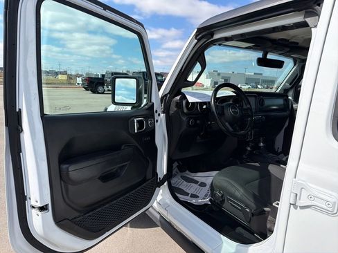 Used 2023 Jeep Gladiator Willys image 12