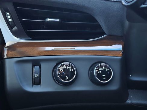 Used 2020 Cadillac Escalade Luxury w/ Escalade Sport Edition AWD/4WD image 24