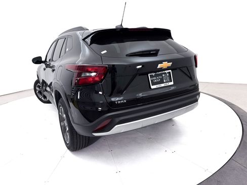 Used 2025 Chevrolet Trax LT w/ LT Convenience Package FWD image 6