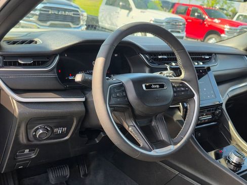 Used 2025 Jeep Grand Cherokee L Altitude image 11