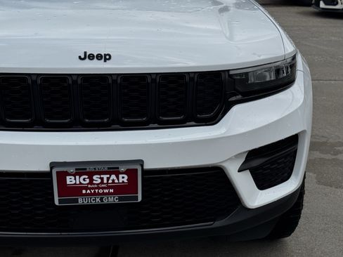 Used 2023 Jeep Grand Cherokee Altitude AWD/4WD image 5