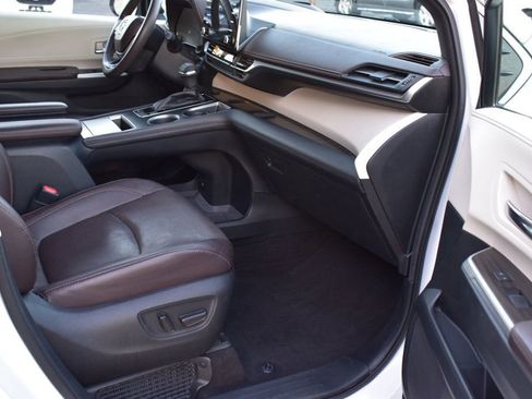 Used 2022 Toyota Sienna Platinum image 19