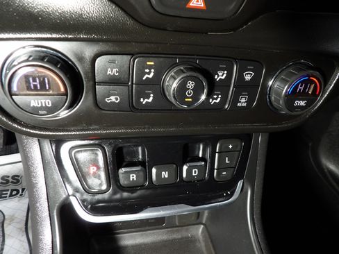 Used 2021 GMC Terrain SLE w/ Driver Convenience Package FWD image 16