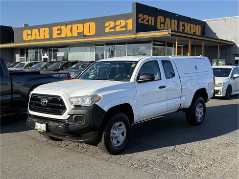 Used 2016 Toyota Tacoma SR image 1