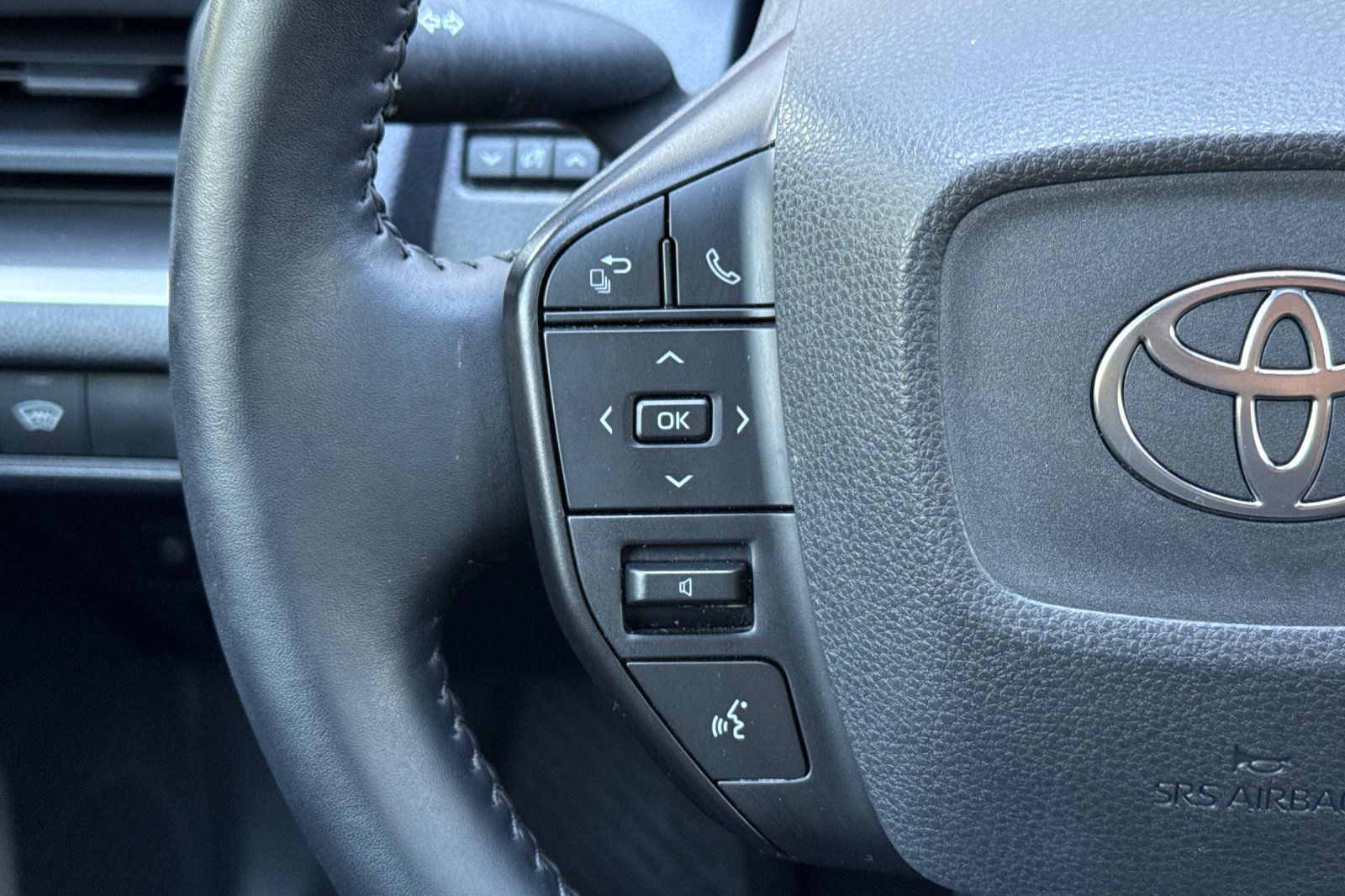 Used 2025 Toyota Prius LE FWD image 28