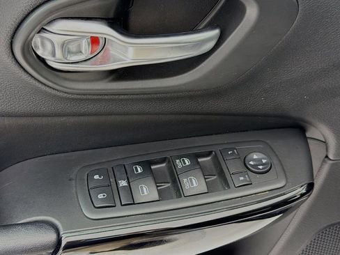 Used 2019 Jeep Cherokee Latitude Plus AWD/4WD image 18