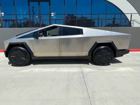 Used 2024 Tesla Cybertruck AWD Crew Cab image 4
