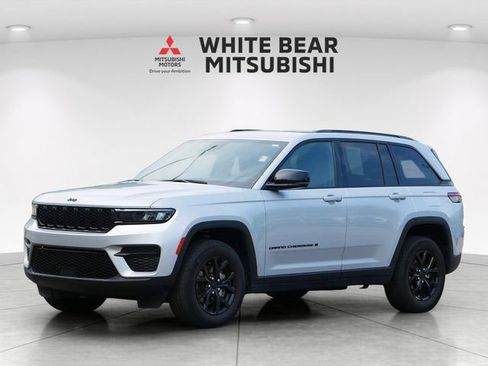 Used 2024 Jeep Grand Cherokee Altitude AWD/4WD image 2