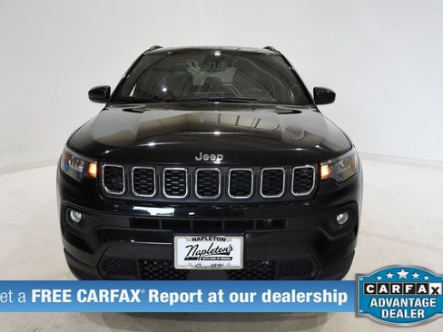 Used 2025 Jeep Compass Latitude w/ Sun & Sound Group AWD/4WD image 2