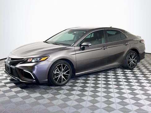 Used 2023 Toyota Camry SE FWD image 4