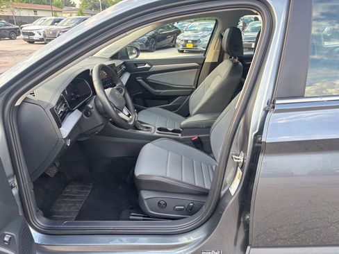 Used 2025 Volkswagen Jetta SE FWD image 25