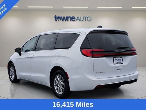 Used 2025 Chrysler Pacifica Select FWD image 3
