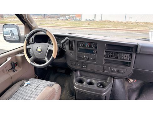 Used 2017 Chevrolet Express 2500 Extended RWD image 11