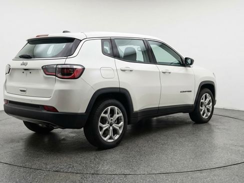 Used 2025 Jeep Compass Latitude AWD/4WD image 9
