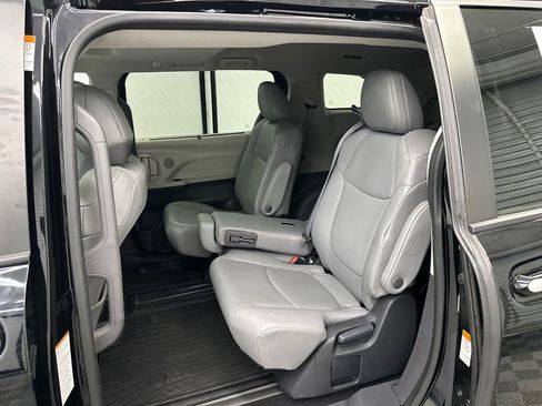 Used 2023 Toyota Sienna XLE image 22