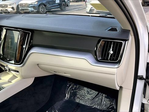 Used 2019 Volvo S60 T6 Momentum image 17