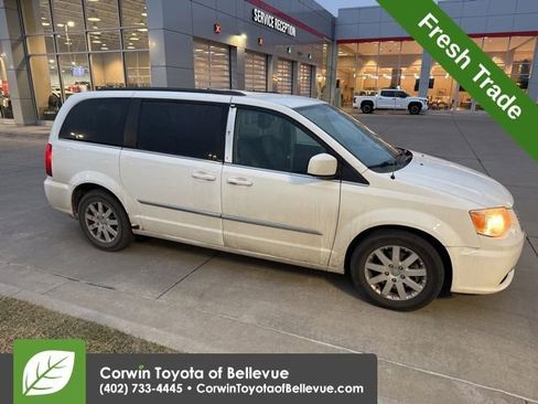 Used 2013 Chrysler Town & Country Touring image 2
