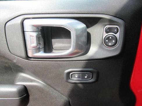 Certified 2025 Jeep Wrangler Unlimited Rubicon w/ Convenience Group AWD/4WD image 19