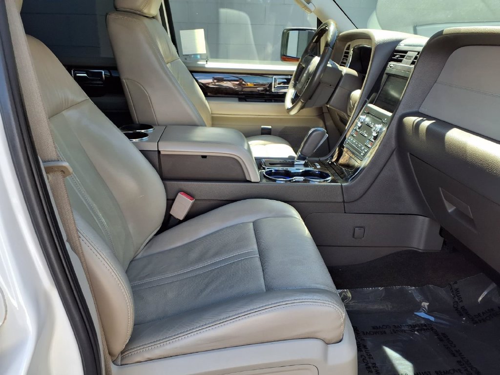 Used 2015 Lincoln Navigator 2WD image 34