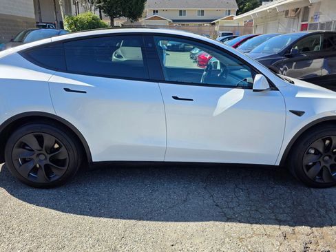 Used 2022 Tesla Model Y Long Range image 4