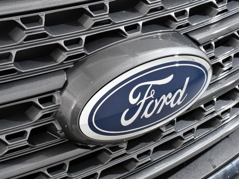 Used 2022 Ford Explorer XLT w/ Equipment Group 202A image 22