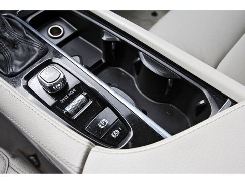 Used 2016 Volvo XC90 T6 Momentum w/ Momentum Plus Package image 29