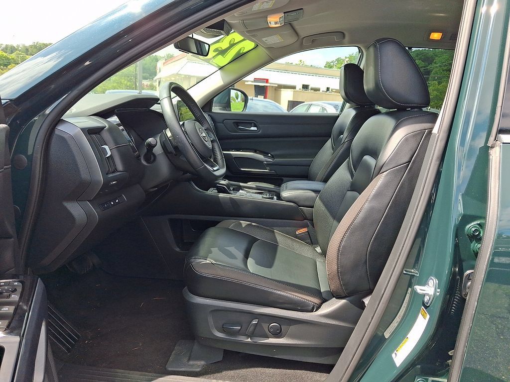 Used 2023 Nissan Pathfinder SL AWD/4WD image 16