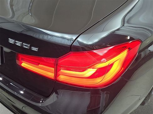 Used 2018 BMW 530e xDrive image 33