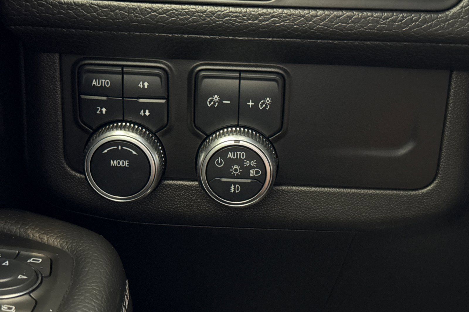 Used 2022 GMC Yukon XL Denali AWD/4WD image 32