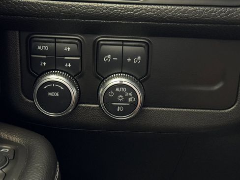 Used 2022 GMC Yukon XL Denali AWD/4WD image 32