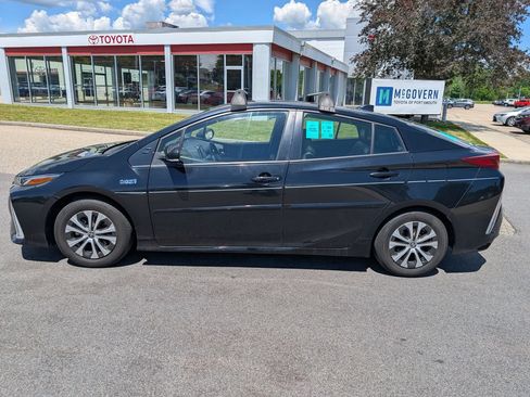Used 2021 Toyota Prius Prime XLE FWD image 2