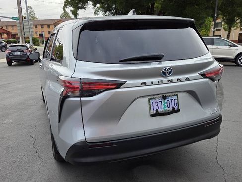 Used 2021 Toyota Sienna LE FWD image 10