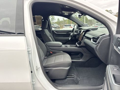 Used 2025 GMC Acadia Elevation image 33