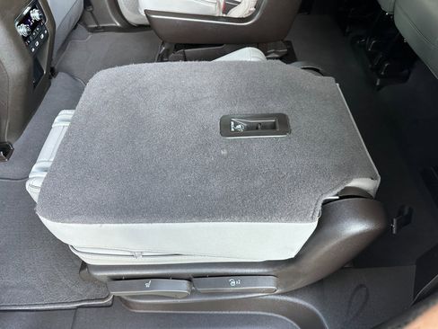 Used 2024 GMC Yukon XL SLT w/ SLT Luxury Package image 21