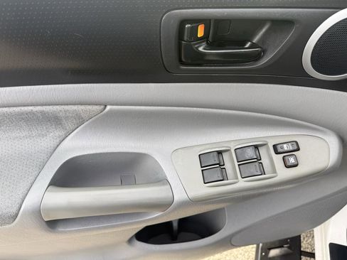 Used 2011 Toyota Tacoma PreRunner w/ SR5 Pkg #2 image 7