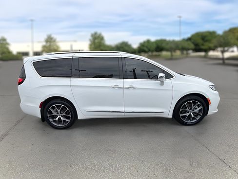 Used 2021 Chrysler Pacifica Limited w/ Uconnect Theater Family Group AWD/4WD image 8