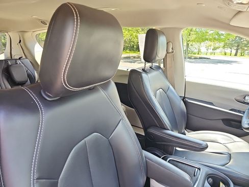 Used 2023 Chrysler Pacifica Touring-L FWD image 11
