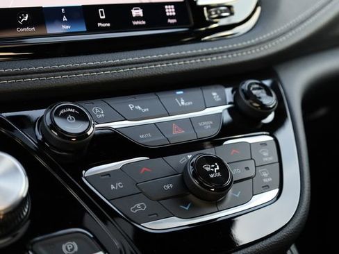 New 2026 Chrysler Pacifica Limited image 18